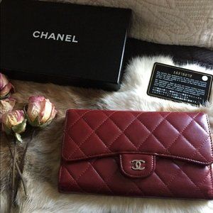 Chanel Trifod Wallet can also be use as crossbody